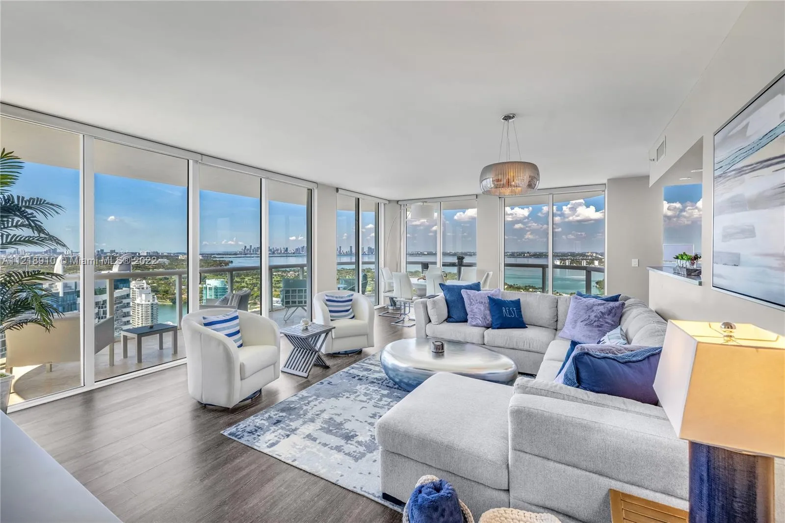 2 bedroom 2 bath for rent at 6365 Collins Ave # 3807, Miami Beach FL 33141