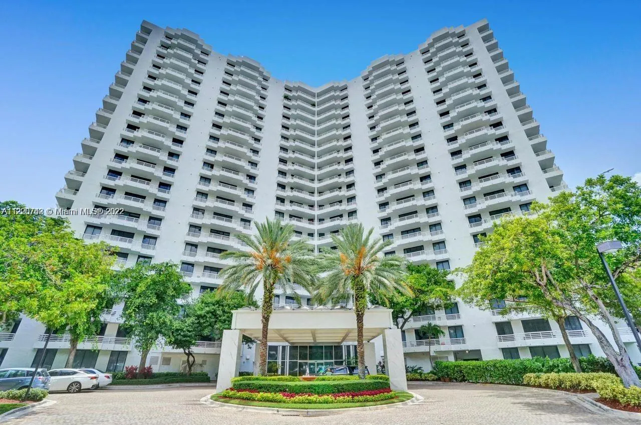 2 bedroom 2 bath for sale at 3300 NE 192nd St # 1108, Aventura FL 33180