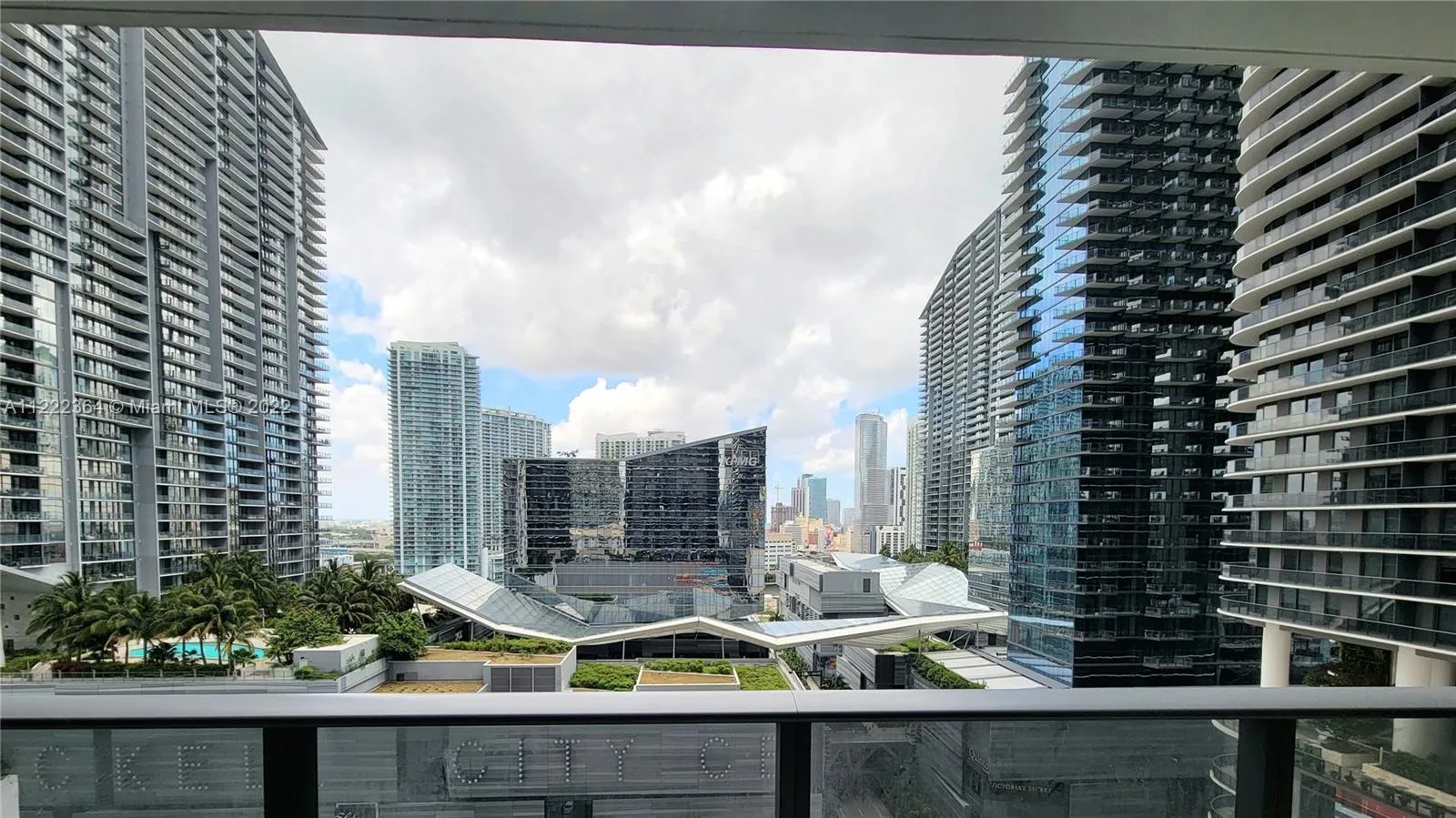 1 bedroom 1 bath for sale at 45 SW 9th St # 1510, Miami FL 33130