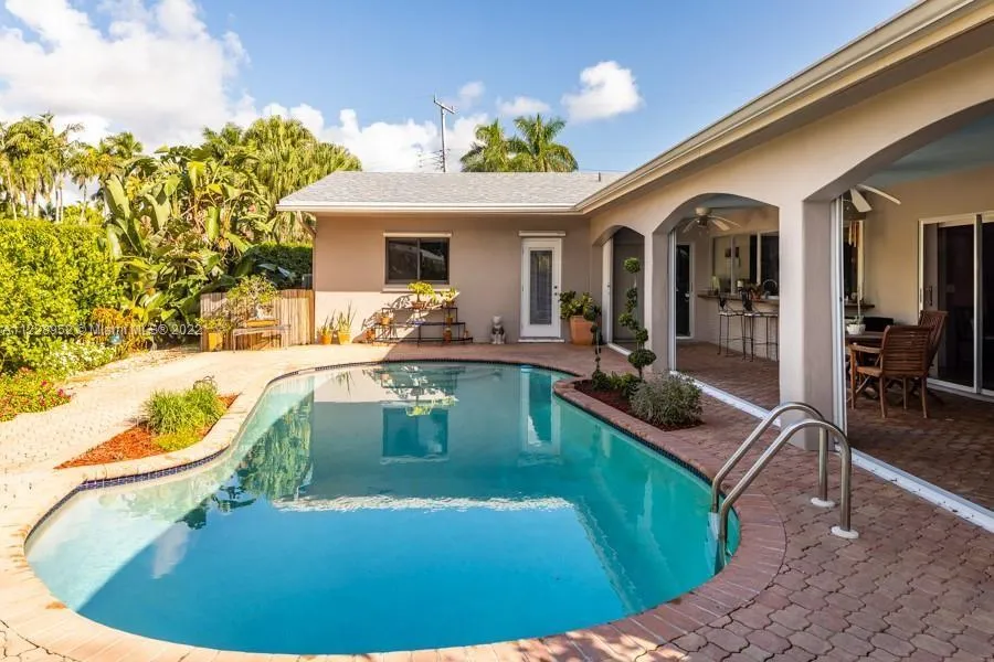 4 bedroom 3 bath for sale at 1000 S Southlake DR, Hollywood FL 33019