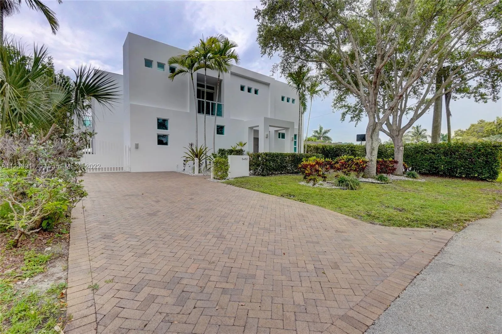 7 bedroom 4 bath for sale at 5432 NE 21st Ter, Fort Lauderdale FL 33308