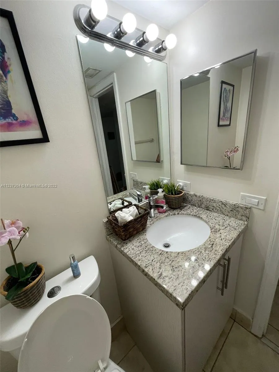 1 bedroom 1 bath for sale at 450 Commodore Dr # 108, Plantation FL 33325