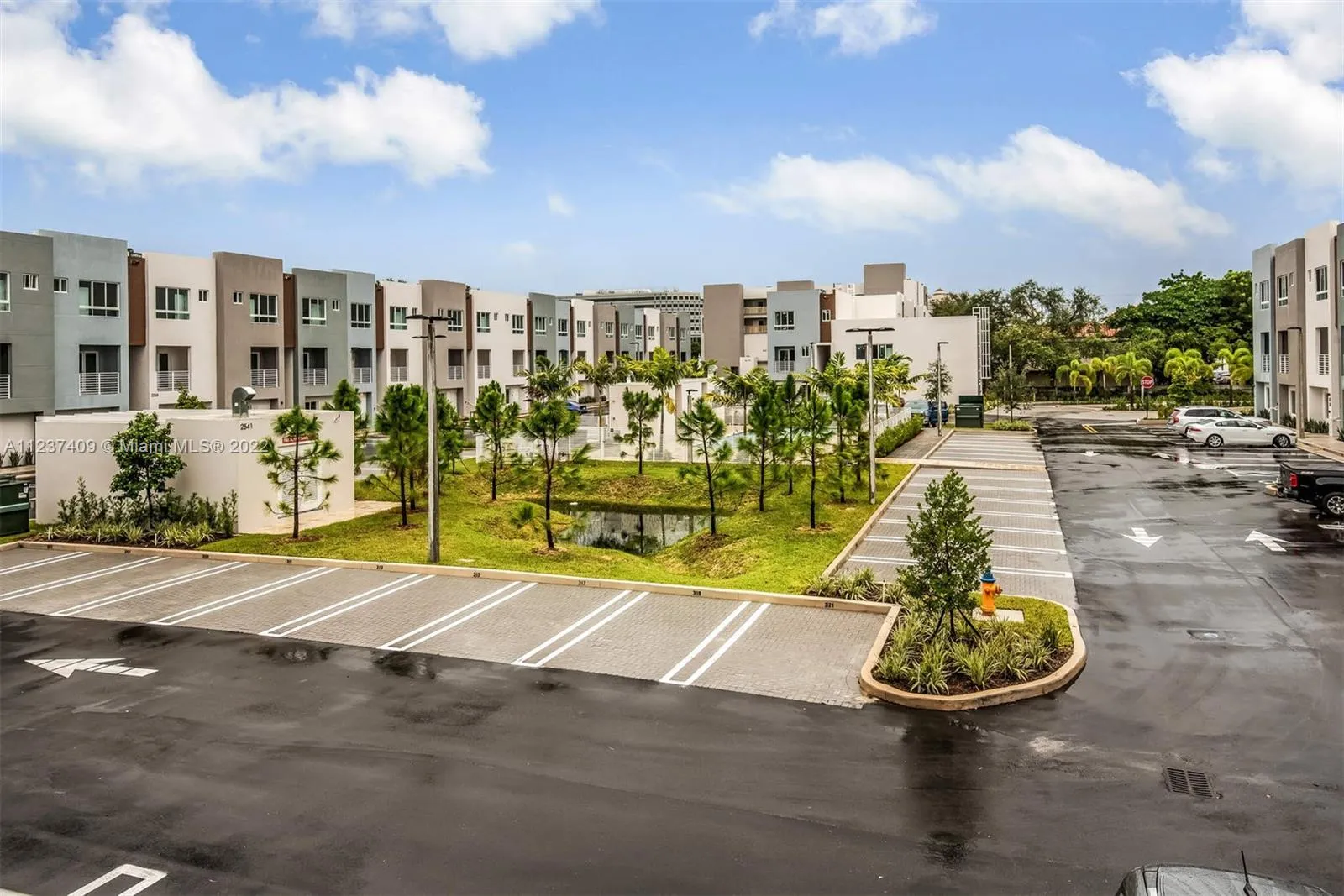 2 bedroom 2 bath for sale at 2505 NE 193rd St # 4217, Miami FL 33180