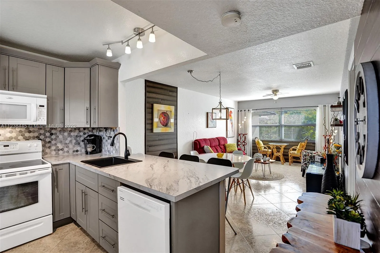 1 bedroom 1 bath for sale at 3531 NW 50th Ave # 613, Lauderdale Lakes FL 33319