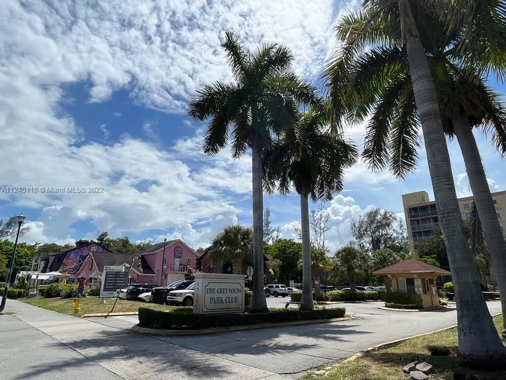 17890 W Dixie Hwy 501 Hwy # 501, North Miami Beach FL 33160