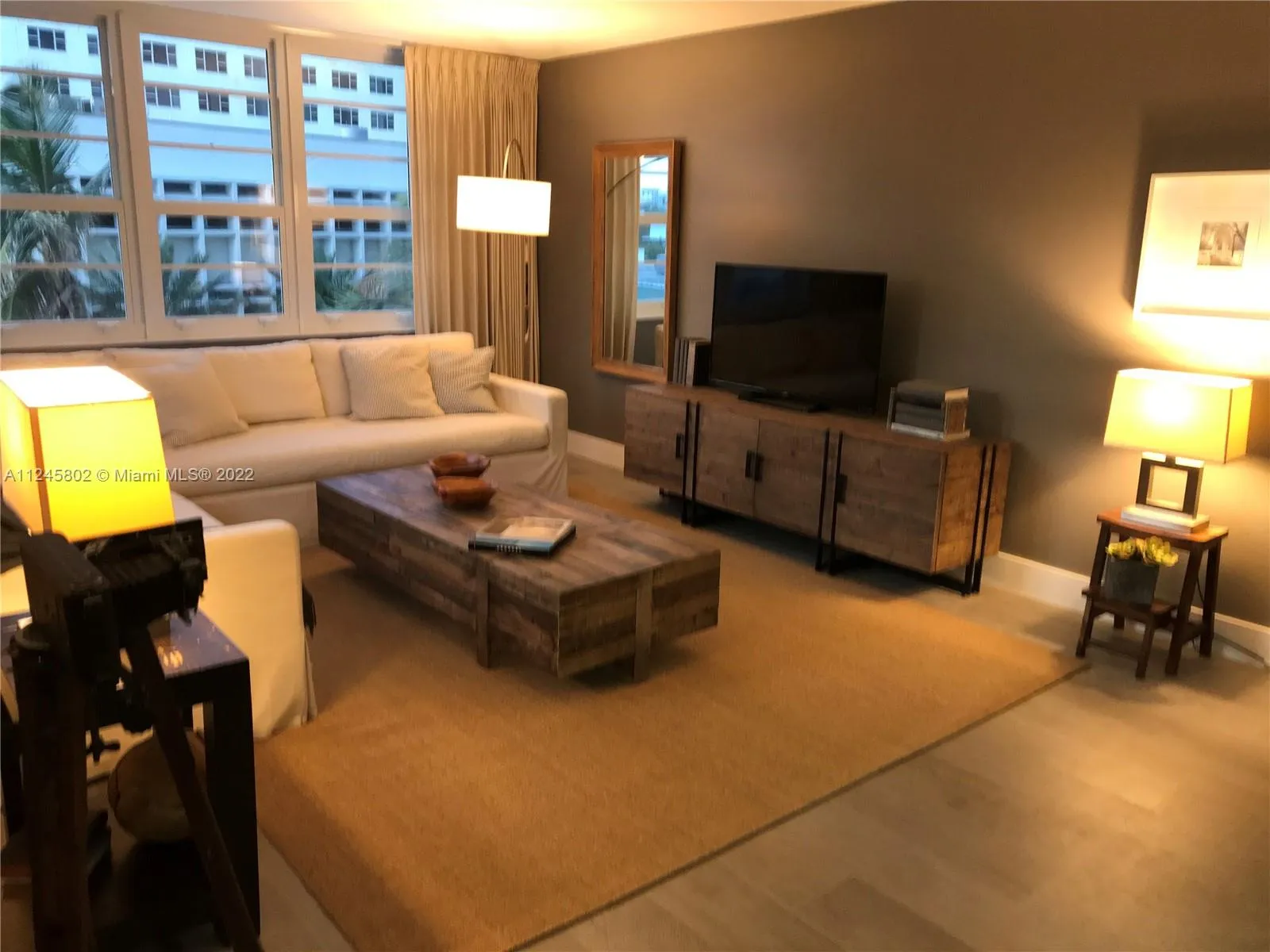 1 bedroom 1 bath for rent at 100 Lincoln Rd # B, Miami Beach FL 33139
