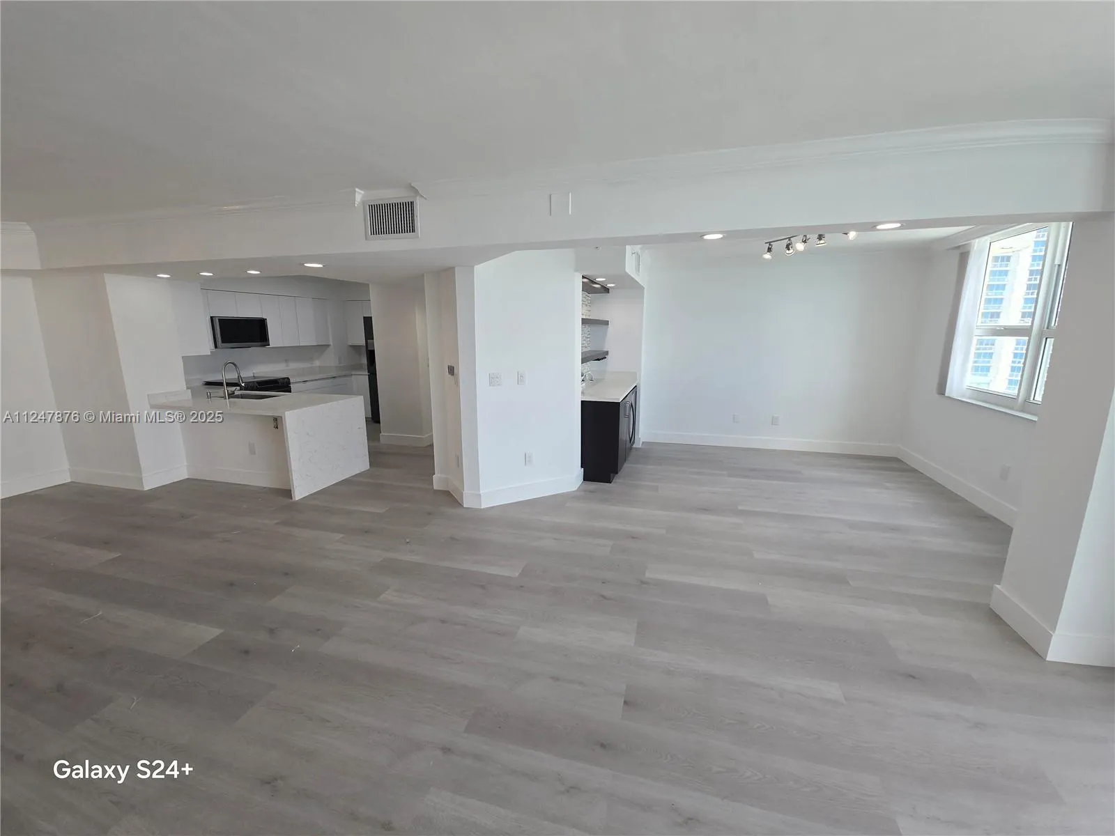 1155 Brickell Bay Dr # 3404, Miami FL 33131