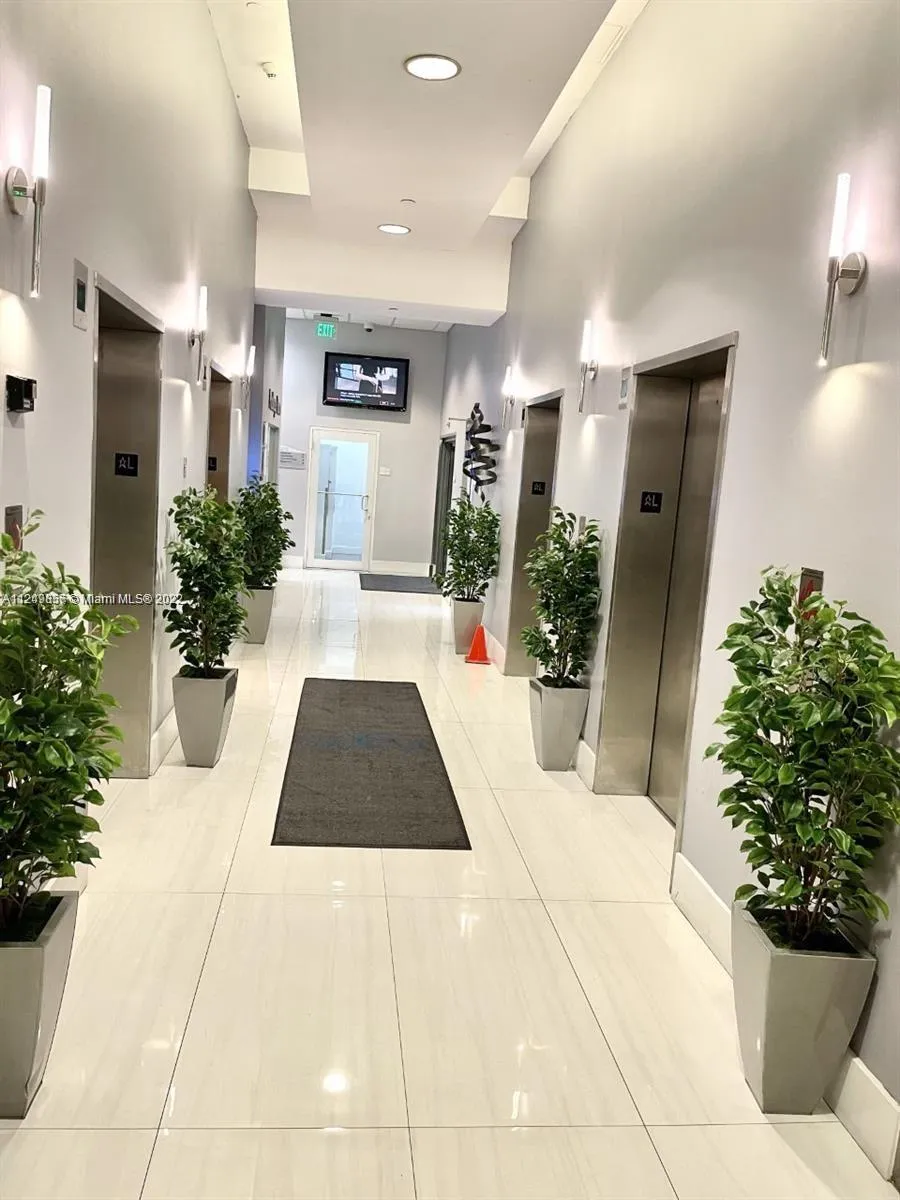 1 bedroom 1 bath for sale at 1200 Brickell Bay Dr # 2318, Miami FL 33131