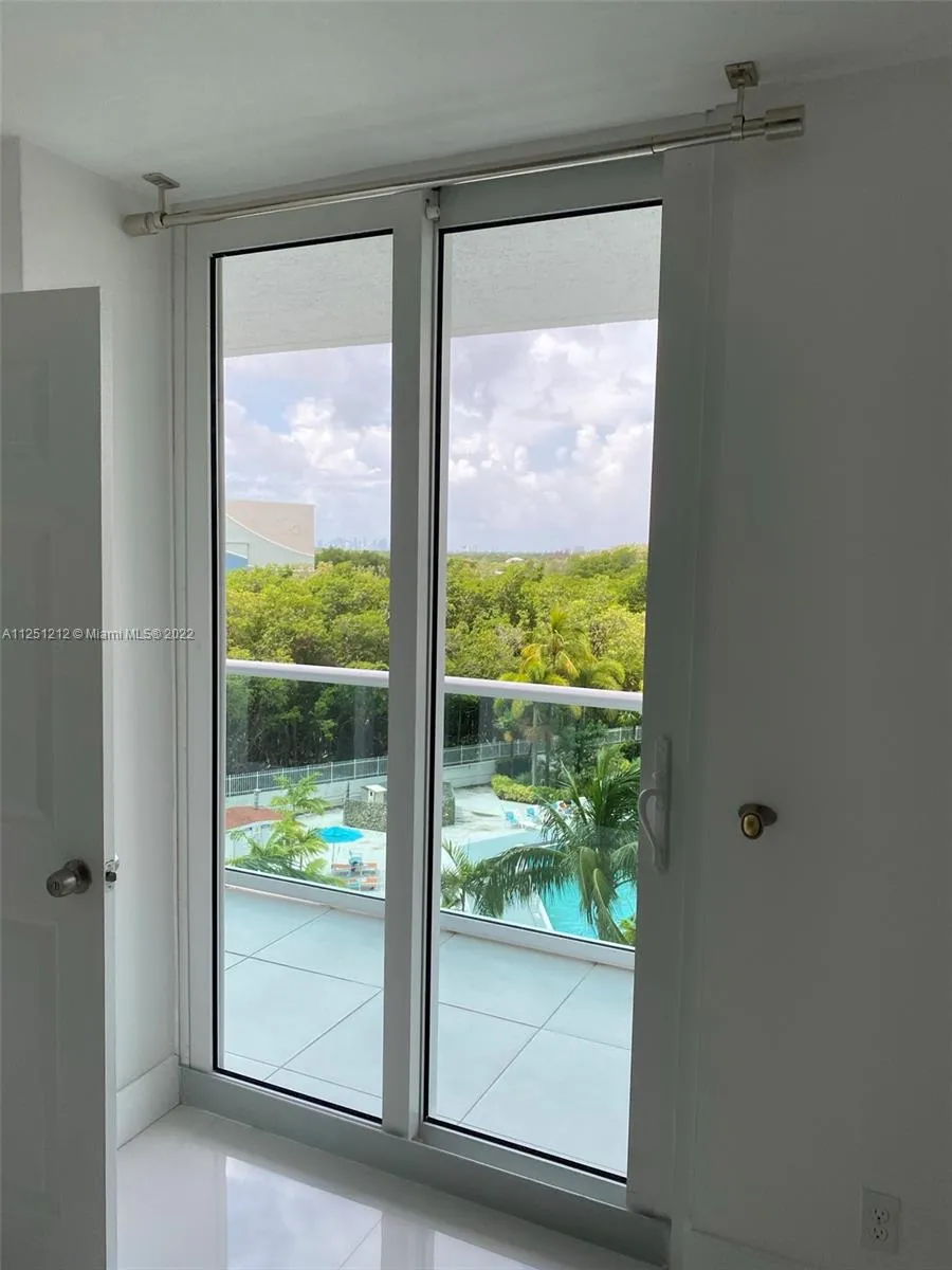 100 Bayview Dr # 520, Sunny Isles Beach FL 33160