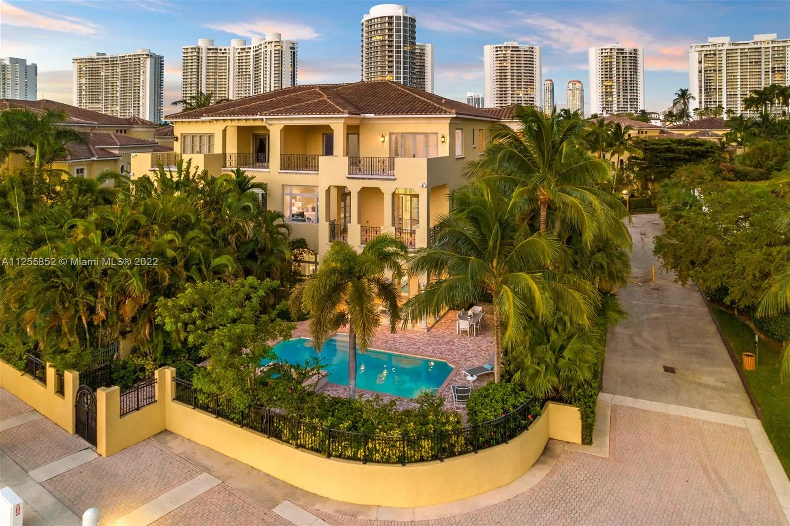 5 bedroom 6 bath for sale at 1530 Island Blvd, Aventura FL 33160
