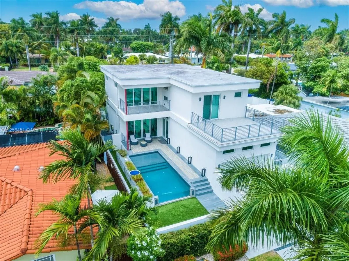 3 bedroom 3 bath for sale at 1243 Washington St, Hollywood FL 33019