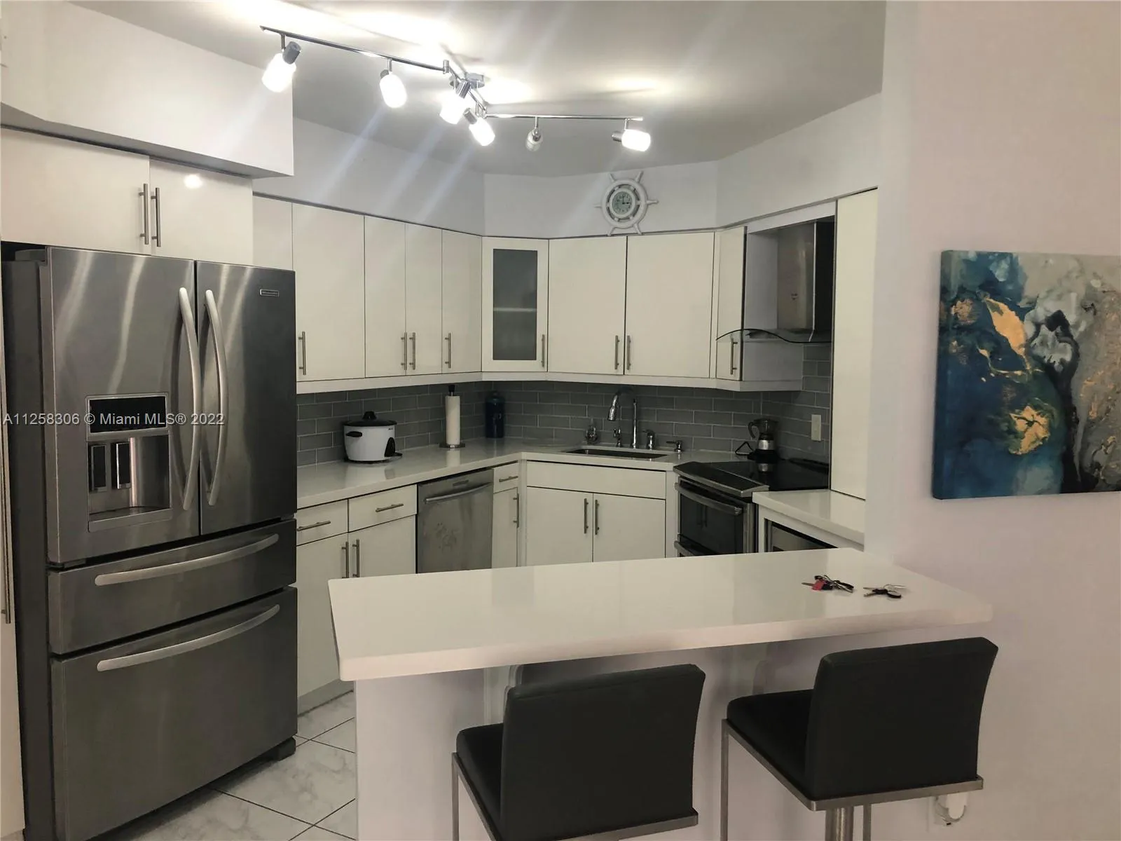 3 bedroom 2 bath for rent at 5161 Collins Ave # 412, Miami Beach FL 33140