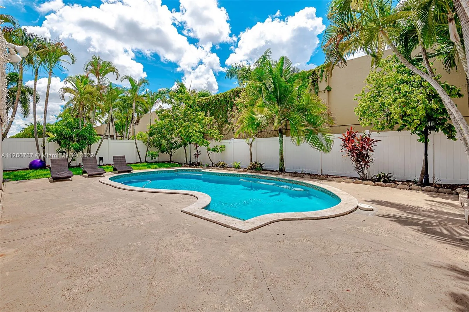 8886 NW 187th St, Miami FL 33018