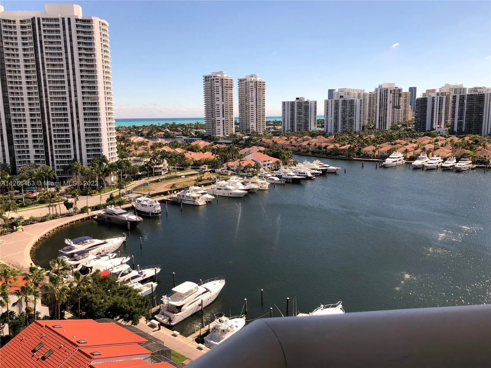 2 bedroom 2 bath for sale at 3610 Yacht Club Dr # 1407, Aventura FL 33180