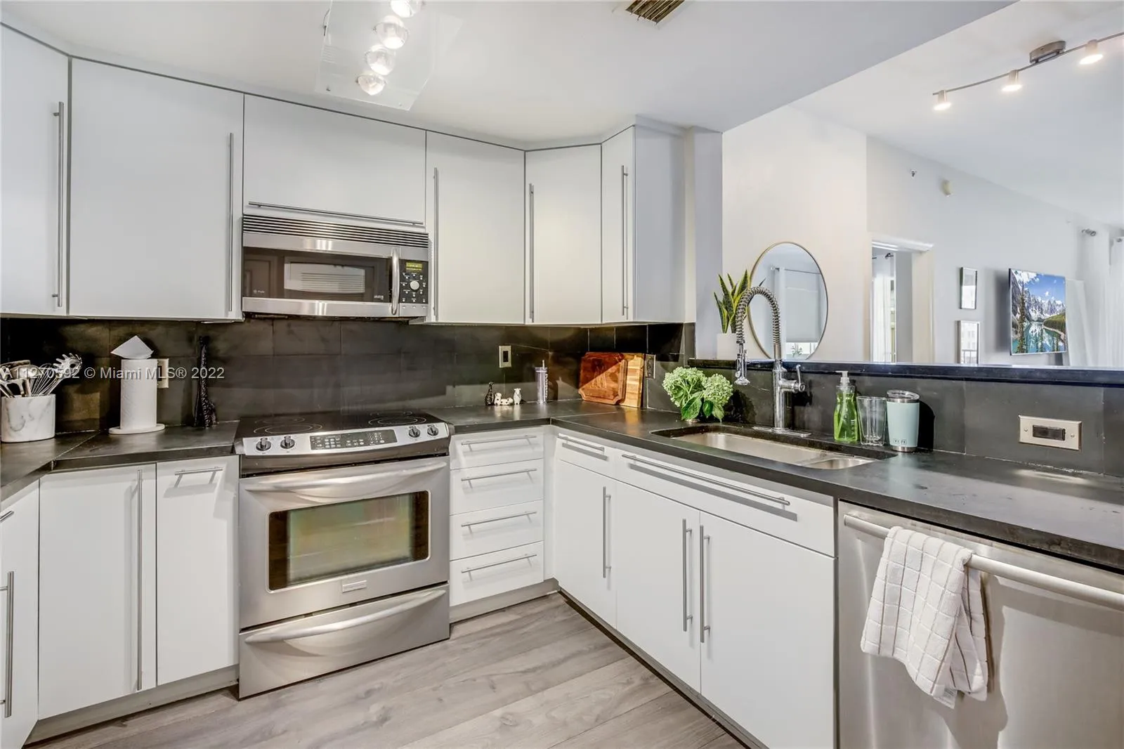 2 bedroom 2 bath for rent at 10 Aragon Ave # 711, Coral Gables FL 33134