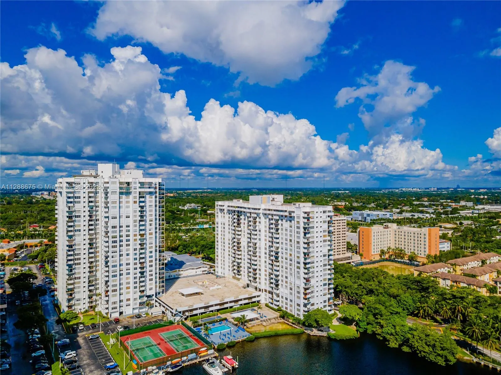 2 bedroom 2 bath for sale at 2780 NE 183rd St # 712, Aventura FL 33160