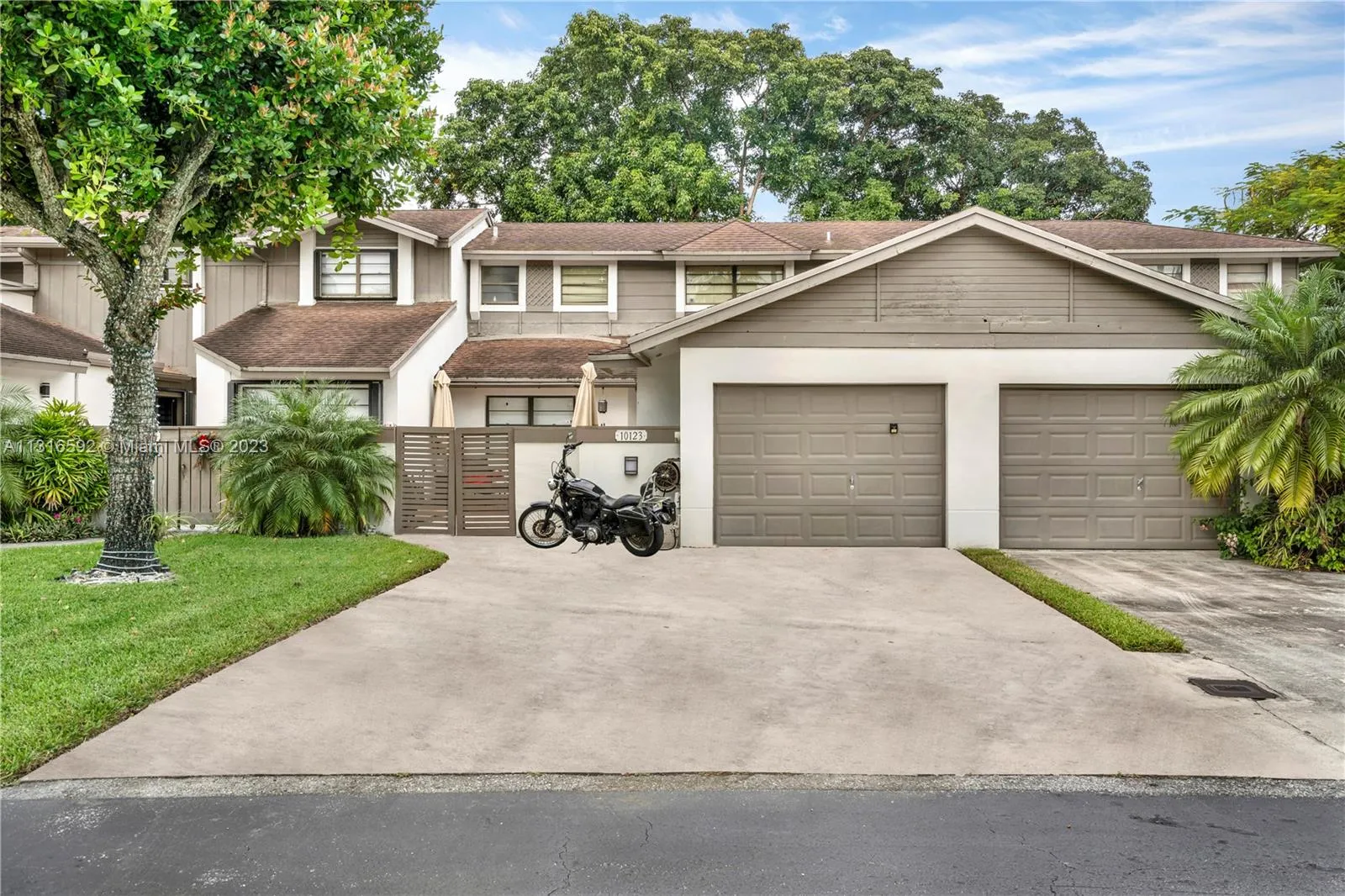 3 bedroom 2 bath for sale at 10123 NW 52nd Ter, Doral FL 33178