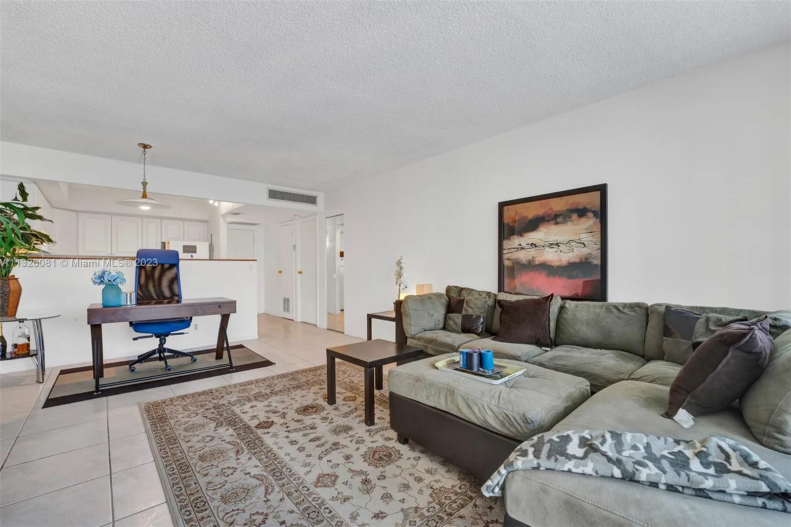 1 bedroom 1 bath for sale at 20400 W Country Club Dr # 814, Aventura FL 33180