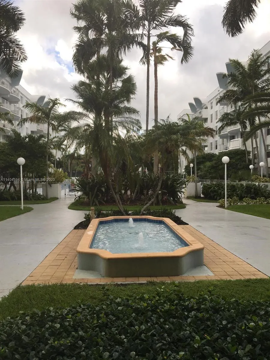 496 NW 165th St Rd # D312, Miami FL 33169