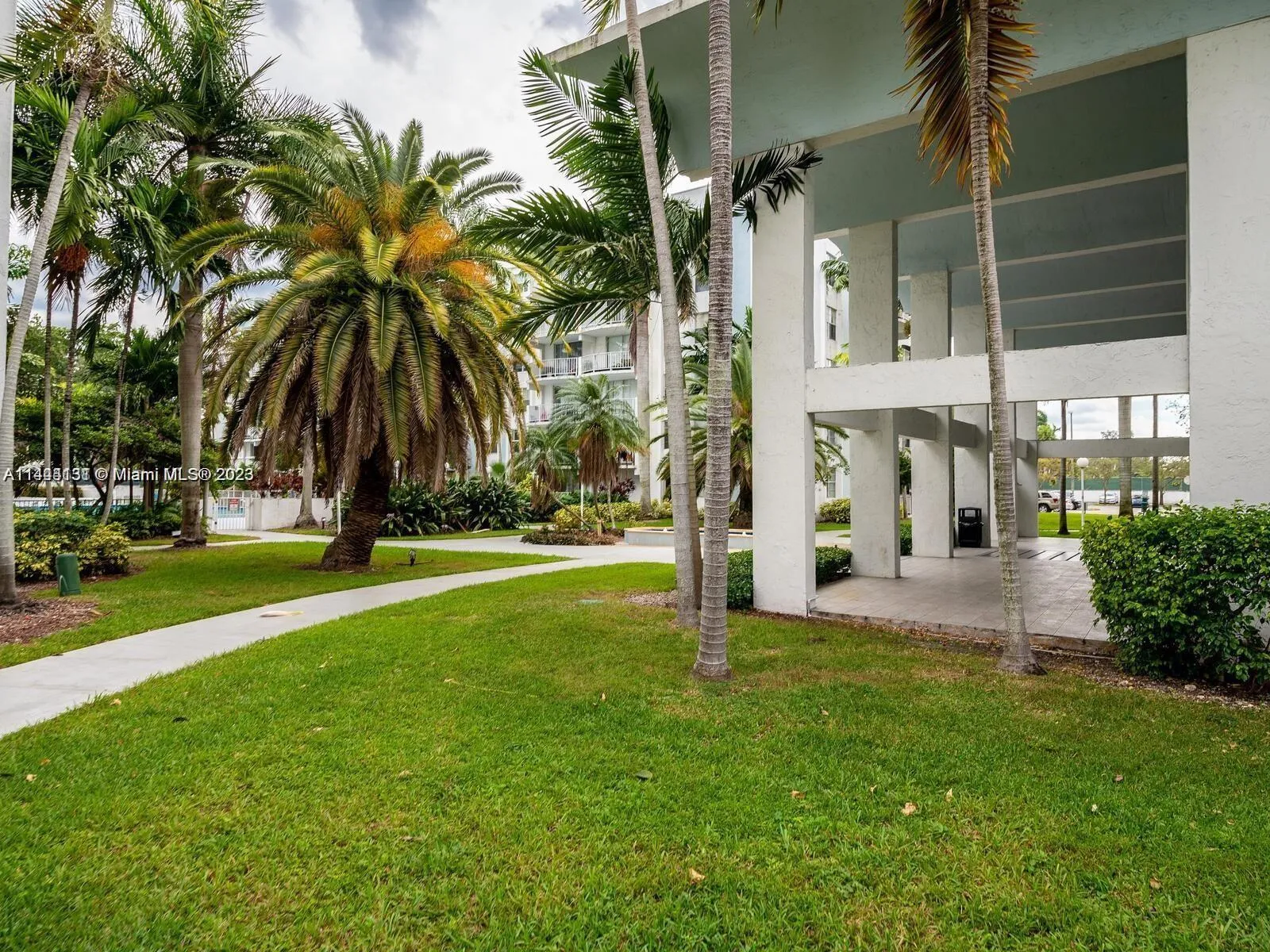 496 NW 165th St Rd # D112, Miami FL 33169