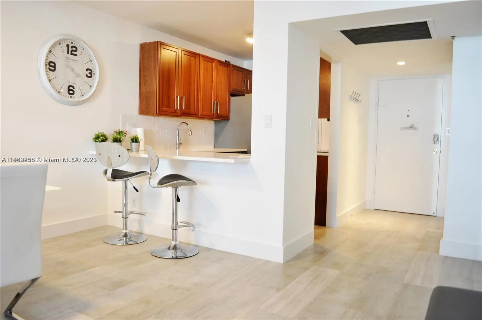 1 bedroom 1 bath for rent at 100 Lincoln Rd # 435, Miami Beach FL 33139