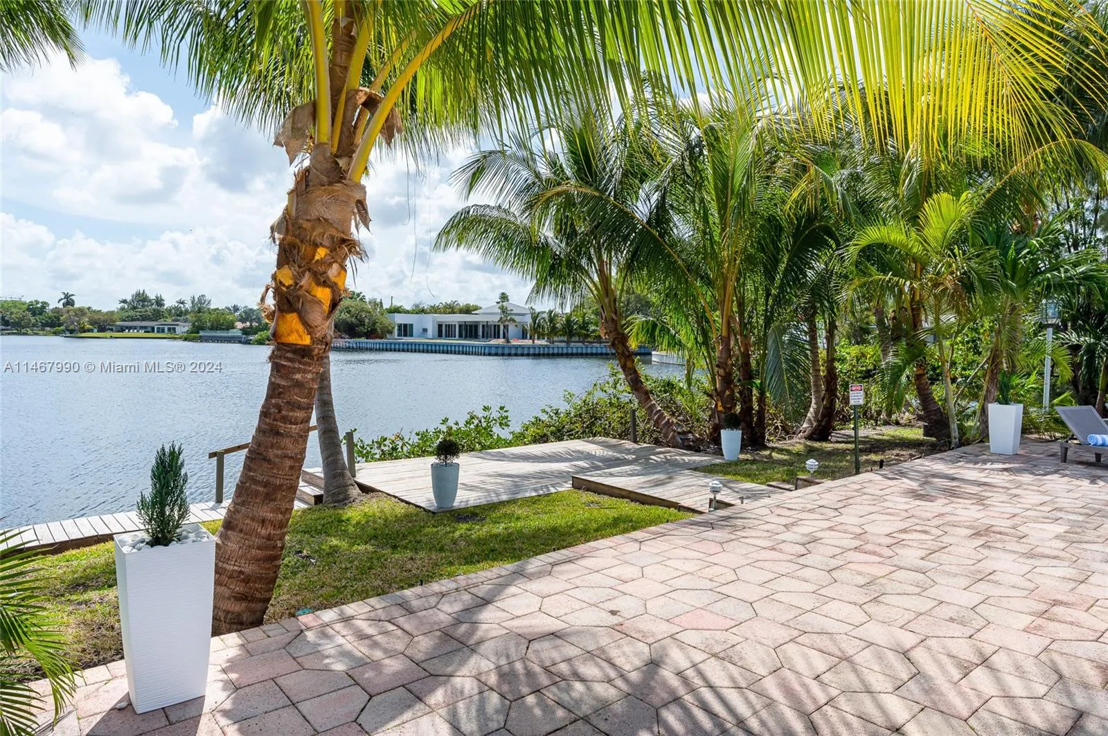 2500 NE 199th St, Miami FL 33180