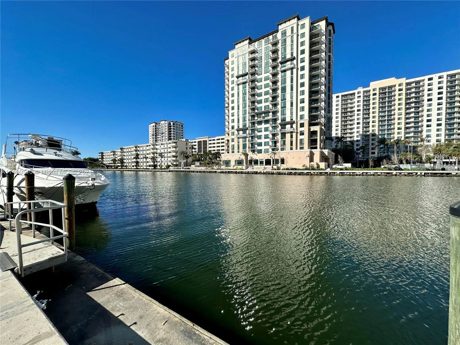 2 bedroom 2 bath for sale at 500 Bayview Dr # 221, Sunny Isles Beach FL 33160