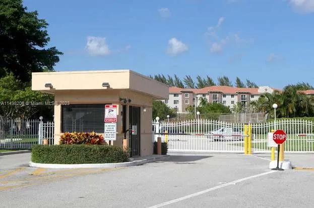 1 bedroom 1 bath for sale at 480 Executive Center Dr # 4L, West Palm Beach FL 33401