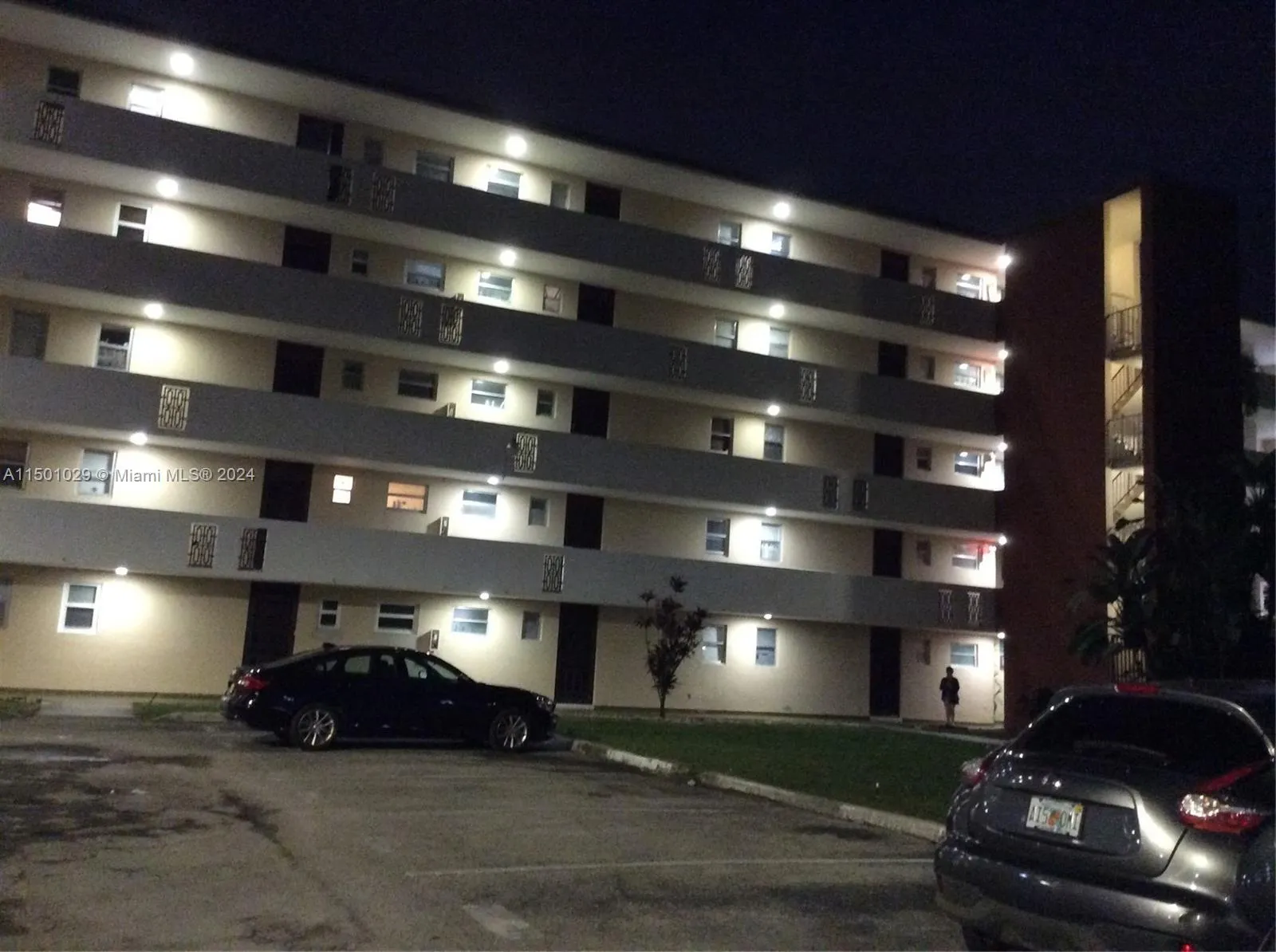 1700 NE 191st St # 304, Miami FL 33179