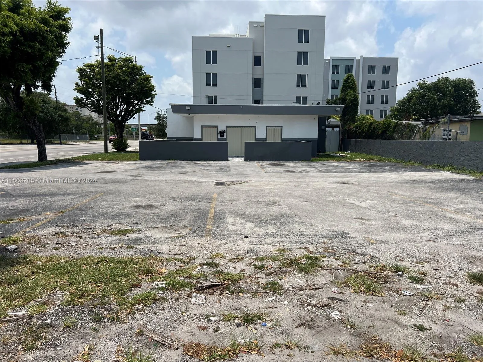2451 NW 54th St, Miami FL 33142
