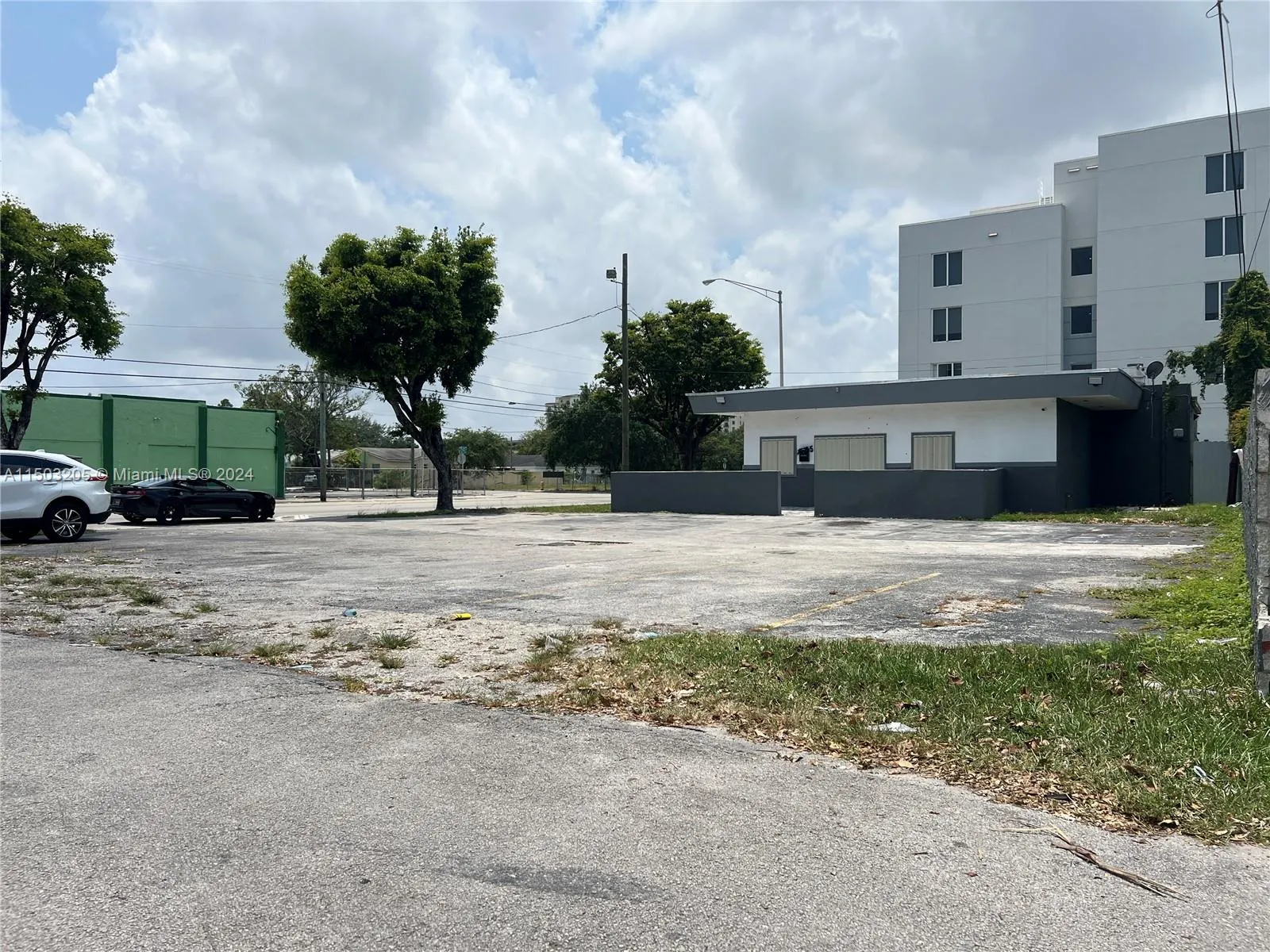 2451 NW 54th St, Miami FL 33142