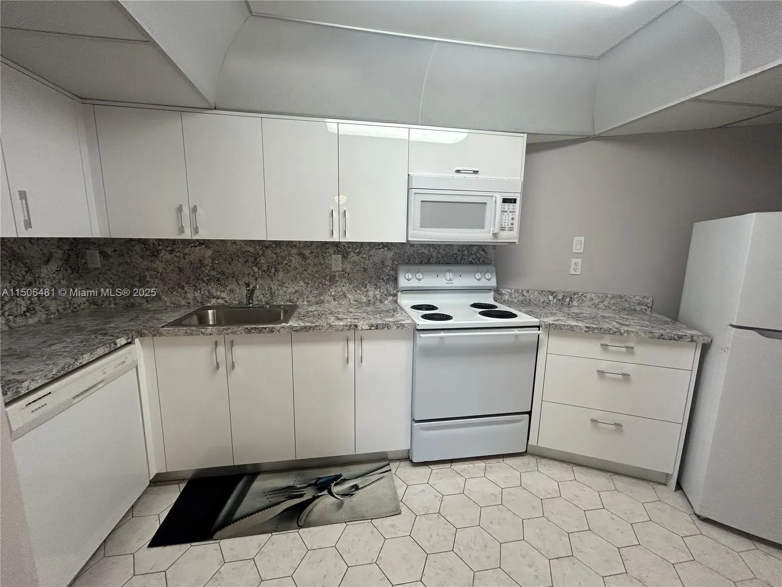 1000 Parkview Dr # 511, Hallandale Beach FL 33009