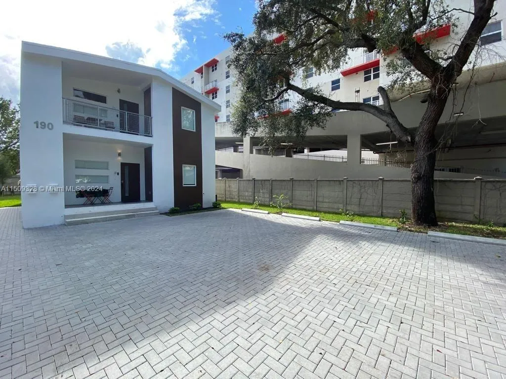 190 NW 57th St, Miami FL 33127