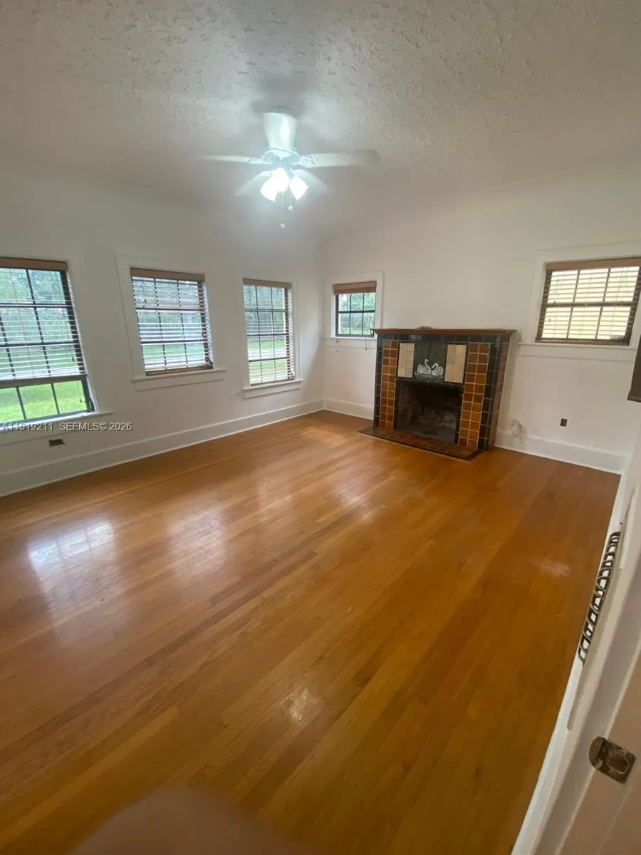 8900 NE 1st Ave # 1, El Portal FL 33138