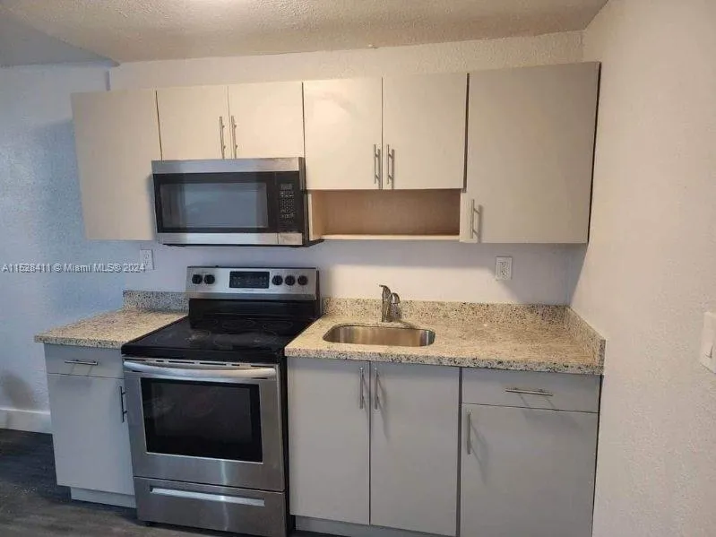 421 NW 12th St, Florida City FL 33034