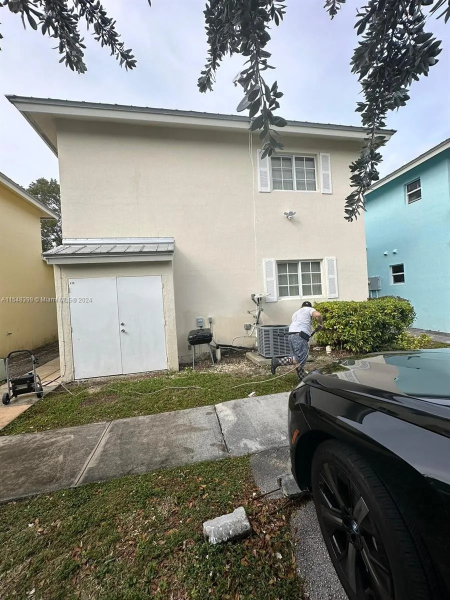 430 NW 20th St, Miami FL 33127