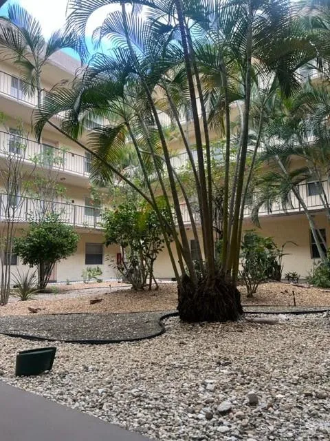 1 bedroom 1 bath for sale at 2871 Somerset Dr # 218, Lauderdale Lakes FL 33311