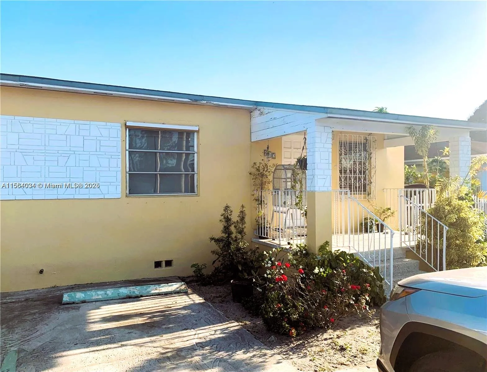 662 E 21st St, Hialeah FL 33013