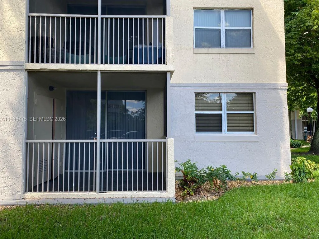 1 bedroom 1 bath for sale at 8363 LAKE DR # 101, Doral FL 33166