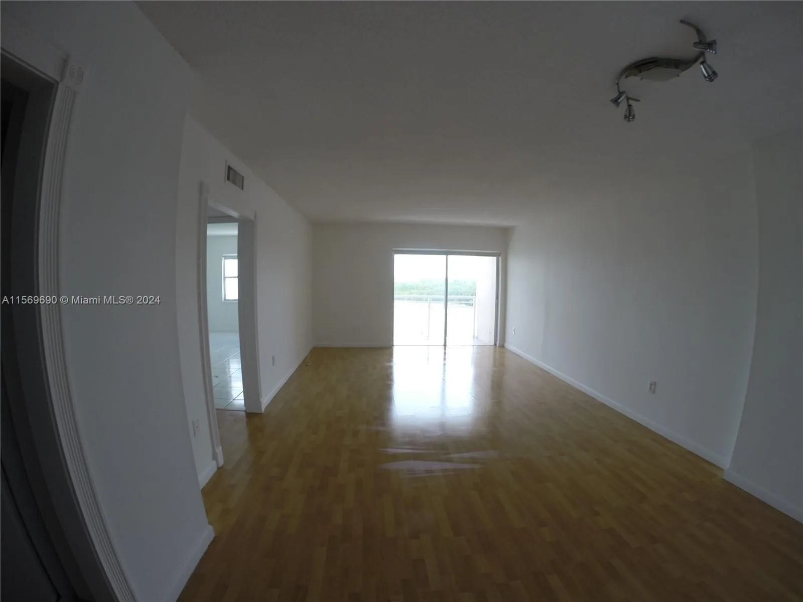 1 bedroom 1 bath for sale at 400 Kings Point Dr # 905, Sunny Isles Beach FL 33160