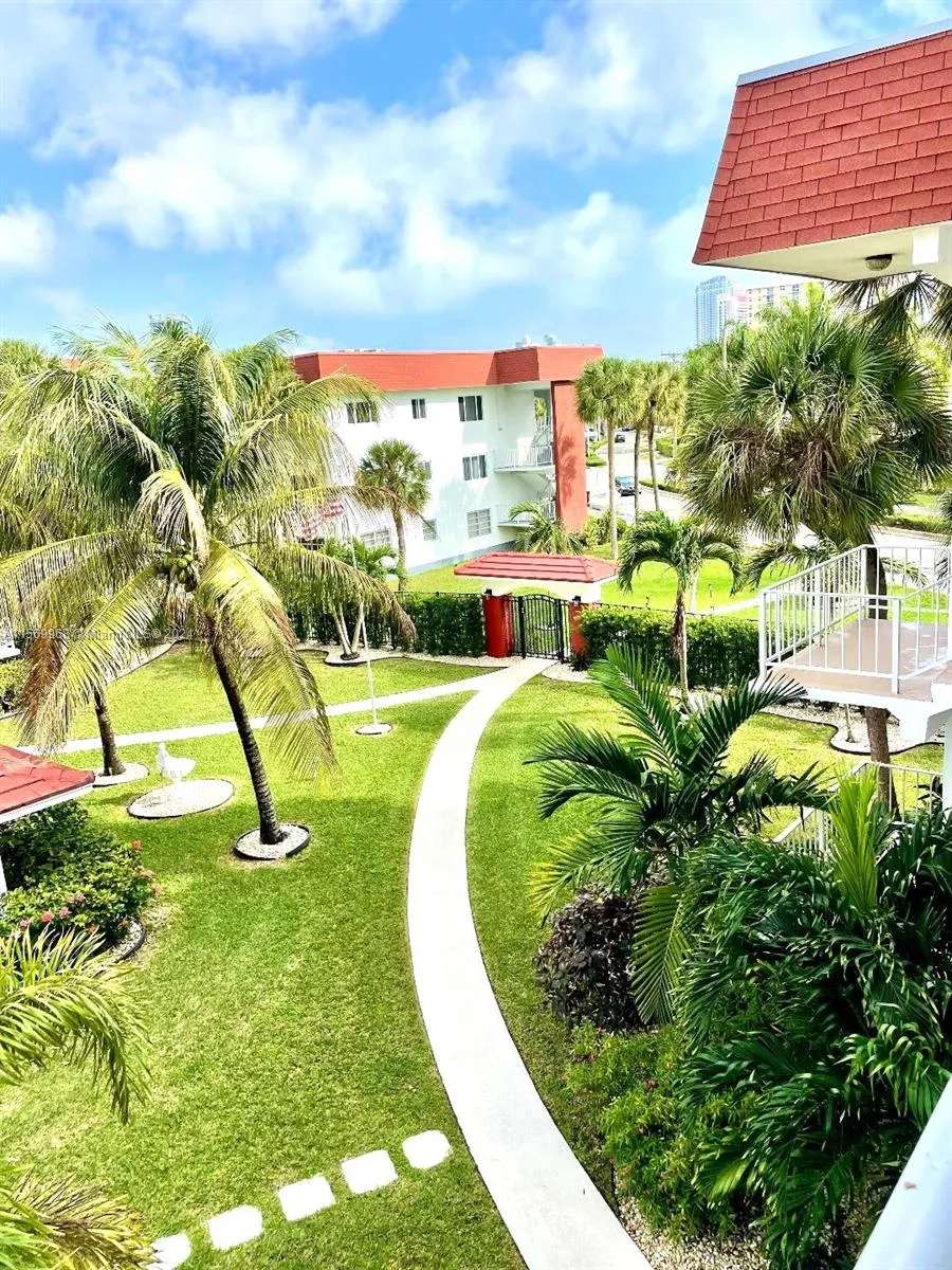 2 bedroom 2 bath for rent at 580 Egret Dr # 308, Hallandale Beach FL 33009