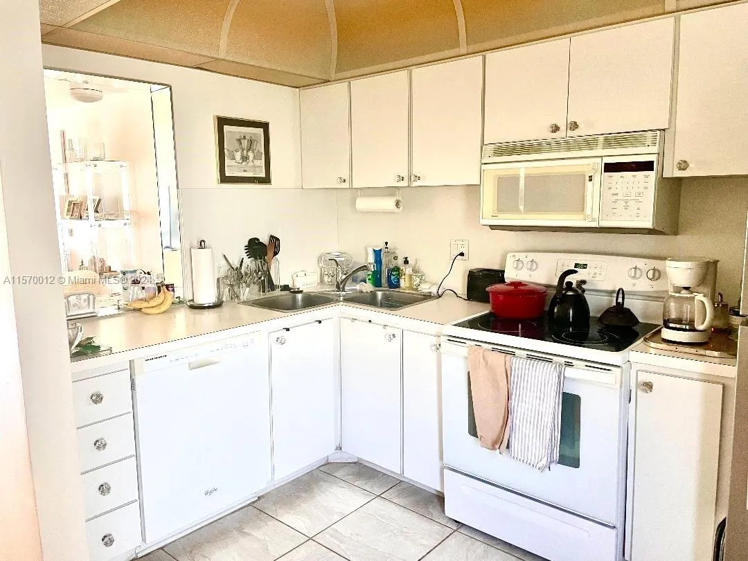 2 bedroom 2 bath for rent at 465 Paradise Isle Blvd # 101, Hallandale Beach FL 33009