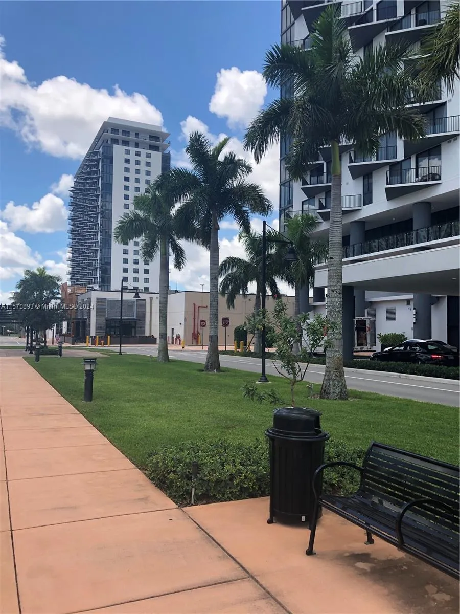 5300 NW paseo Blvd # 1705, Doral FL 33166