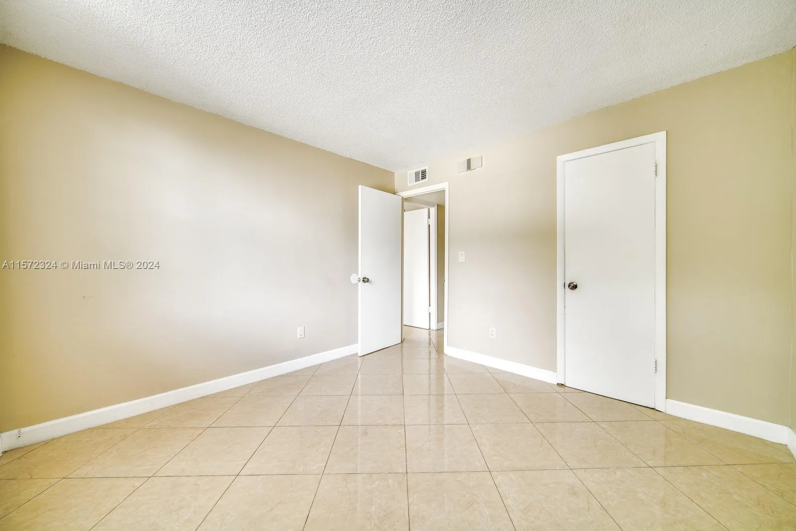 496 NW 165th St Rd # D316, Miami FL 33169