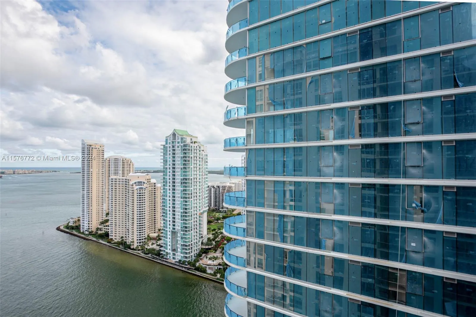 2 bedroom 2 bath for rent at 300 S BISCAYNE BLVD # 3404, Miami FL 33131