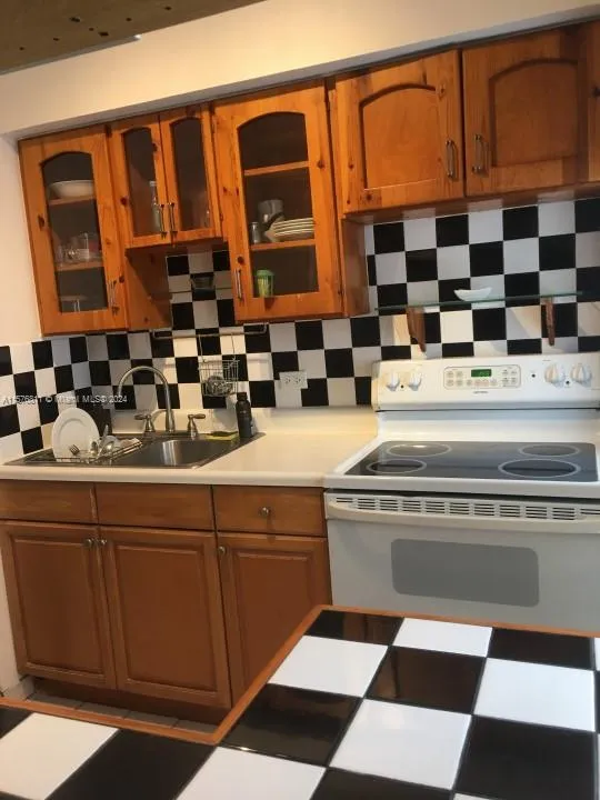 4720 Pine Tree Dr # 17, Miami Beach FL 33140