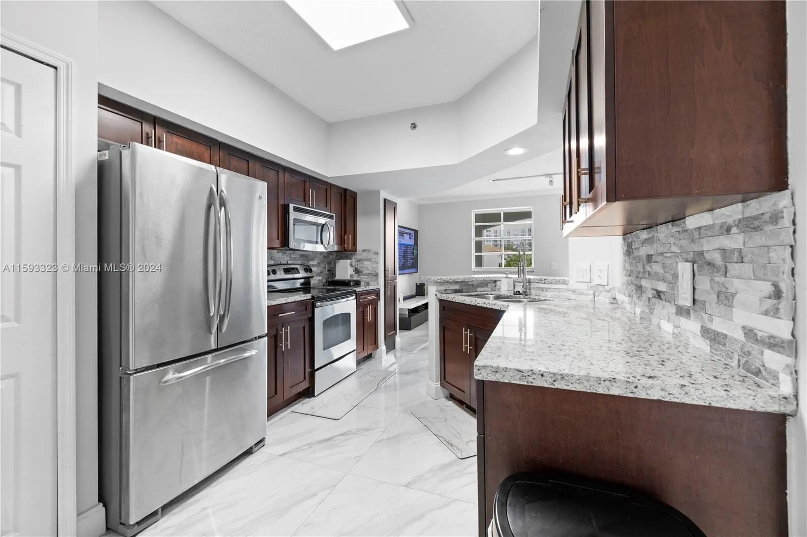 2 bedroom 1 bath for sale at 3105 NE 184th St # 7305, Aventura FL 33160