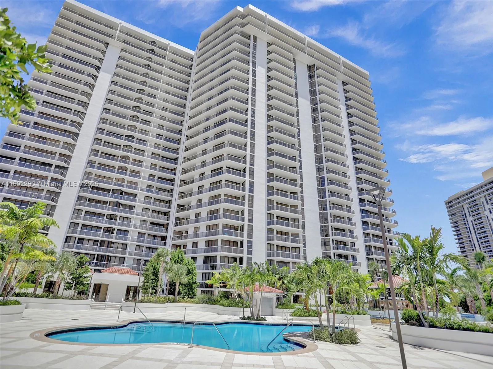 2 bedroom 2 bath for sale at 20281 E Country Club Dr # 305, Aventura FL 33180