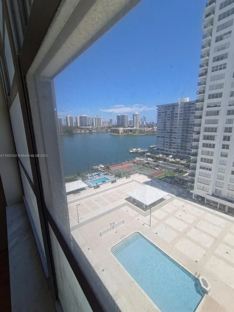 2 bedroom 2 bath for sale at 2780 NE 183rd St # 1402, Aventura FL 33160