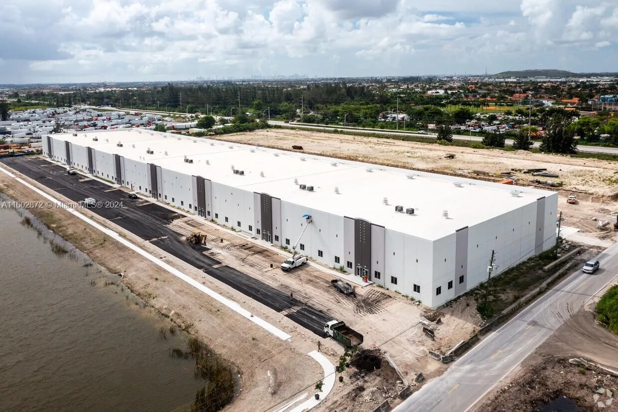 400 E 41st St, Hialeah FL 33013